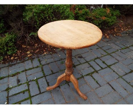 A period oak circular-topped table, the stem on tripod supports, 70 cm (h) x 49 cm (diam)