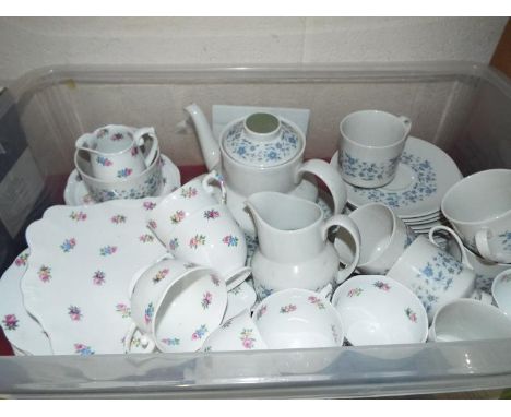 A mixed lot of tea service to include Roslyn china and Royal Doulton in the Galaxy pattern