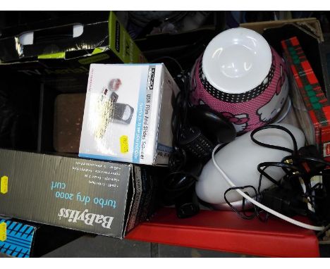 A mixed lot to include Hello Kitty table lamp, Babyliss hairdryer and similar (2)