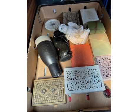 A box of onyx boxes and 4 pottery table lamps and a flexi desk lamp 