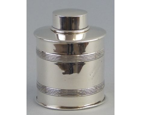 An Edwardian tea caddy, of cylindrical form with removable domed lid, having reeded banding, 9.5cm high, Birmingham 1908, 2.8