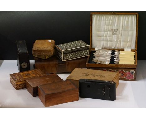 Mixed collectables to include a quantity of vintage wooden boxes, a small group of silver plate, commemorative crowns and two