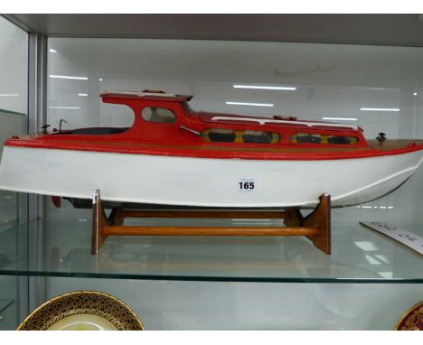 A VINTAGE MODEL BOAT ON STAND. 