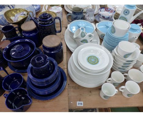 A MEAKIN MID CENTURY /RETRO TEA AND DINNER SERVICE TOGETHER WITH A SIMILAR PERIOD COFFEE SERVICE WITH STORAGE JARS (PROBABLY 