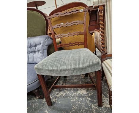 A GOOD QUALITY GEORGIAN DINING CHAIR WITH PIERCED LADDER BACK. 