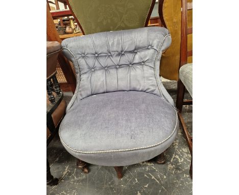 A VICTORIAN BUTTON BACK TUB CHAIR. 