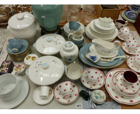 A SUSIE COOPER TEA SET, A DOULTON PART DINNER SERVICE, OTHER DINNER AND TEA WARES AND A LARGE POTTERY LAMP.