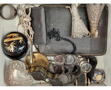 VARIOUS COLLECATBLES TO INCLUDE AND UNUSUAL MULTI SECTION BINOCULAR MAGNIFIER, ENAMEL DECANTER LABLES, TWO CORNUCOPIA VASES, 