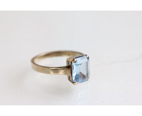 9ct Gold Ring set with a Rectangular Topaz