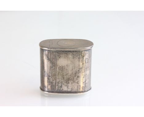 A Victorian snuff box, by William Neal, London 1857, of oval outline, with vacant cartouche to the hinged cover, 5.6cm long, 