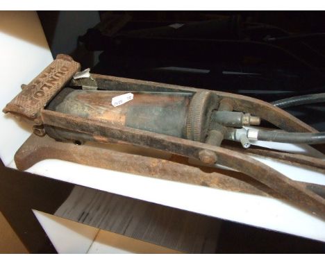 Vintage Dunlop Major foot pump &amp; Woden 126 G Clamp