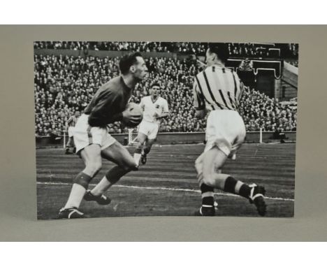ASTON VILLA VS MANCHESTER UNITED 1957 FA CUP FINAL, action shot shows Roy McParland of Aston Villa shoulder charging Manchest