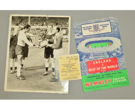 BLACK AND WHITE PRESS PHOTOGRAPH OF JIMMY ARMFIELD AND ALFREDO DI STEFANO, exchanging a pennant and a shield before the Engla