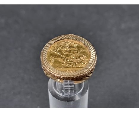 A 9ct gold ring,&nbsp;set Elizabeth II 1958 gold sovereign, size P, gross weight 14.5g. 