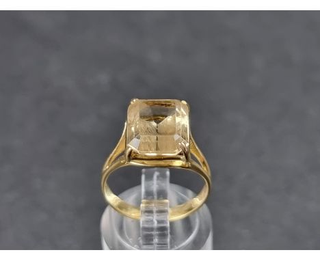 A citrine ring,&nbsp;faintly stamped 750, size M. 