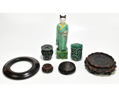 A Chinese Famille Verte figure modelled on a stand, 26cm, together with a Chinese pierced and green glazed stand, height 8cm 