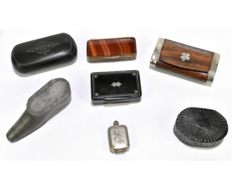 A collection of six 19th century and later snuff boxes, to include three lacquered papier-mâché snuff boxes, an orange agate 