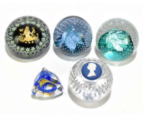 Five assorted paperweights to include a Murano example decorated with a kneeling figure, diameter 8cm, a Caithness example, e