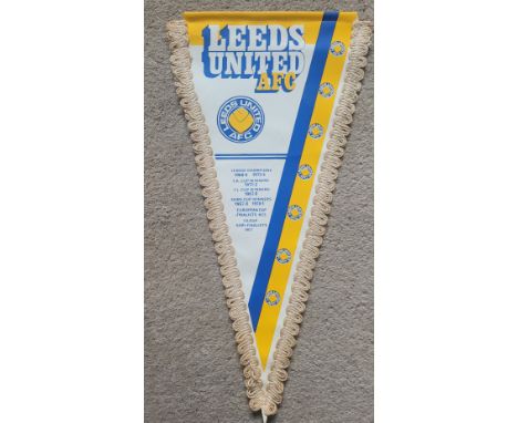 LARGE VINTAGE LEEDS UNITED PENNANT
Missing hanging bar
Ref SM
