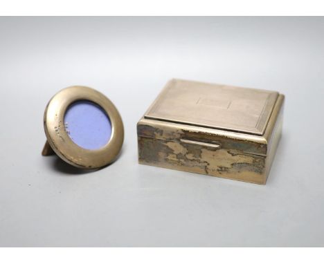 A modern part engine turned silver mounted cigarette box, Birmingham, 1962, 11.1cm and a small silver circular photograph fra