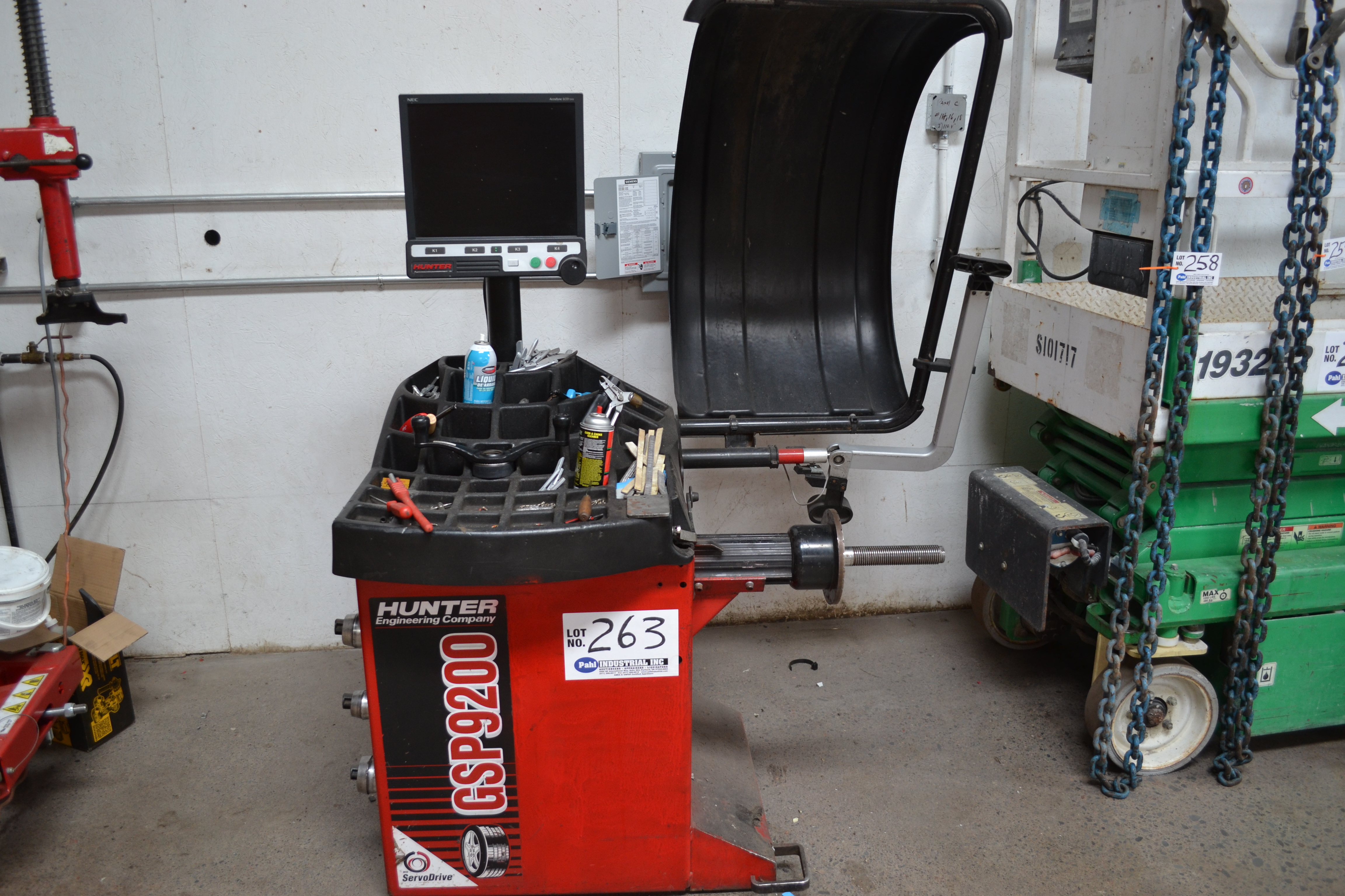 Hunter Model GSP9200 Wheel Balancing Machine w/accessories