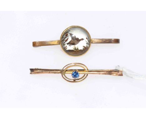 9 carat gold bar brooch and 18 carat gold button mounted on brooch (2).