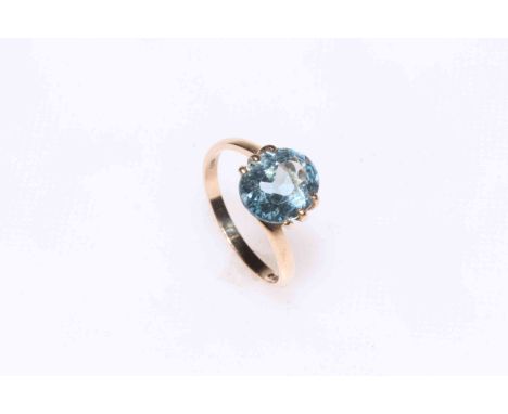 9 carat gold ring set with aquamarine coloured stone, size O.