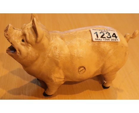 Cast iron pig with moving tongue, L: 20 cm. P&amp;P Group 1 (£14+VAT for the first lot and £1+VAT for subsequent lots) 