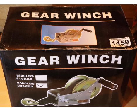 Boxed 900kg Gear winch. P&amp;P Group 1 (£14+VAT for the first lot and £1+VAT for subsequent lots) 