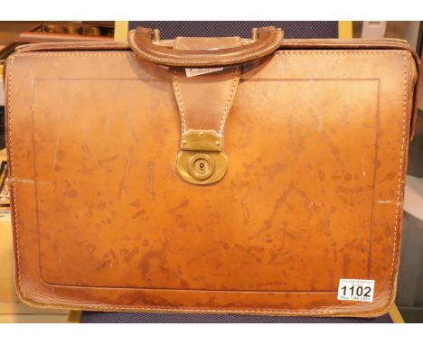 Vintage brown leather attaché case. P&amp;P Group 2 (£18+VAT for the first lot and £3+VAT for subsequent lots) 