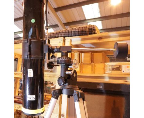 National Geographic telescope on an extending tripod base. Not available for in-house P&P, contact Paul O'Hea at Mailboxes on