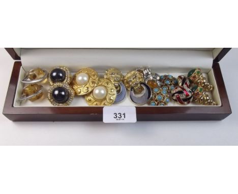Eight pairs of vintage clip earrings including Ciner, David Hill etc