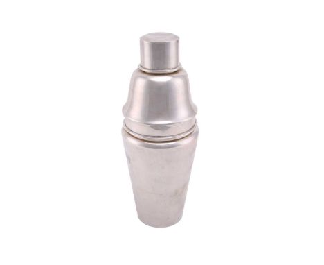 A Chinese export silver Art Deco cocktail shaker with moulded plain body, marked HHENG Sterling to the underside. 19.3 ozt gr