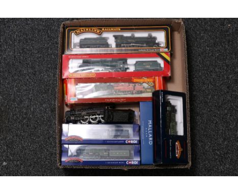 OO gauge model railway incluidng Hornby 4-6-0 Sir Dinaden locomotive and tender 795 Southern, Hornby 2-6-4 locomotive RO55, B