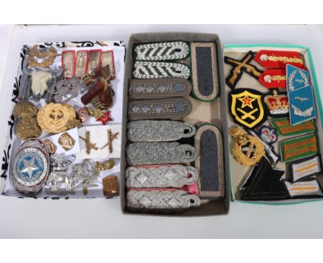 Large collection of mainly facsimile military badges, shoulder titles, cloths, buttons, medals etc to include Argyll and Suth
