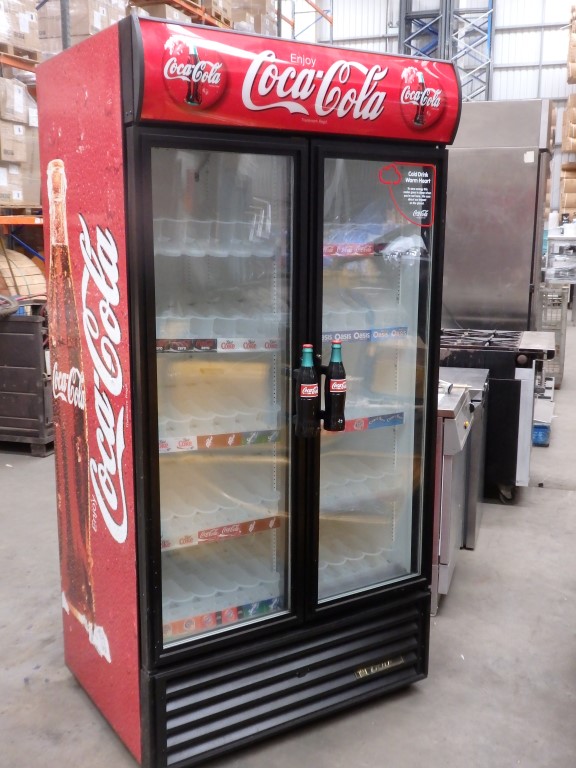 1 X Oversized 2 Door Coca Cola Merchandiser Refrigerator Model Lot 67 1 X Oversized 2 Door Coca Cola Merchandiser Refrigerator