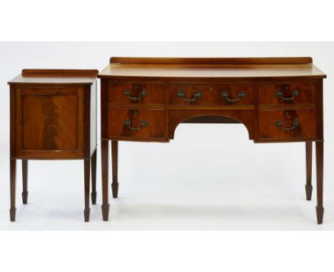 A VICTORIAN MAHOGANY BOW FRONTED DRESSING TABLE AND A BEDSIDE CABINET EN SUITE, 81 X 122CM