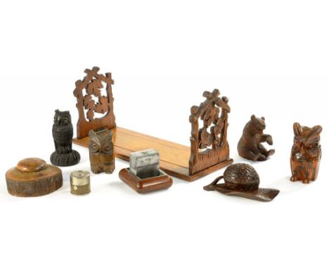 A SMALL COLLECTION OF ANTIQUE TREEN ARTICLES, TO INCLUDE A MAHOGANY AND STEEL RANSOME'S PATENT TRAVELLING INKWELL BY DE LA RU