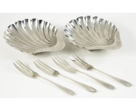 A PAIR OF VICTORIAN SILVER BUTTER SHELLS ON WHELK SHELL FEET, 12CM W, SHEFFIELD 1900 AND A SET OF FOUR SILVER BUTTER FORKS, 6