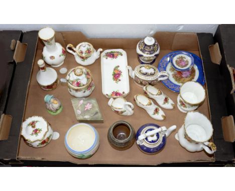 A QUANTITY OF ROYAL ALBERT OLD COUNTRY ROSES PATTERN TRINKET WARE AND SIMILAR CABINET ORNAMENTS, TO INCLUDE A CLARICE CLIFF W