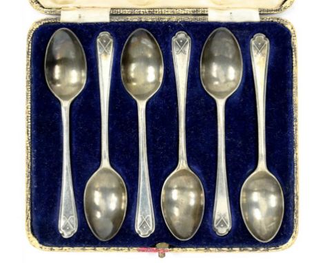A SET OF SIX GEORGE V SILVER GOLFING PRIZE COFFEE SPOONS, SHEFFIELD 1932 AND 1933, CASED, 2OZS 10 DWTS