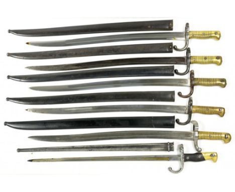 A FRENCH EPEE BAYONET AND SCABBARD AND FIVE FRENCH SABRE BAYONETS AND SCABBARDS, VARIOUS 19TH C MODELS