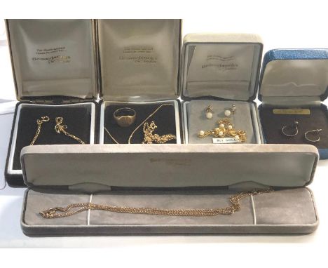 Selection of 9ct gold jewellery earrings chains ring etc total weight 17g 