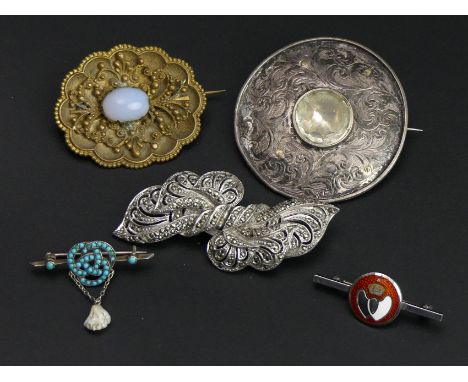 Five brooches, including a silver and enamel bar brooch, along with a silver and turquoise example. 49 grams. 65 mm widest ex