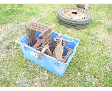 Cast iron incl. dog grate, shoe lasts, etc.