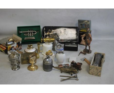 A COLLECTION OF VINTAGE AND MODERN TABLE LIGHTERS, to include novelty types.