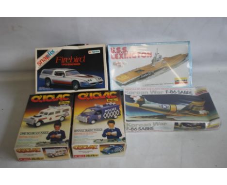 FIVE VINTAGE UNOPENED MODEL KITS to include Heller Cliclac No. 2011 Renault Trafic Police, Heller Cliclac No. 2015 Land Rover