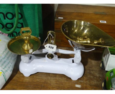     A Vintage Style Kitchen Scale &amp; Weights                                         