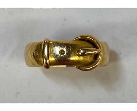 18CT GOLD BUCKLE RING SIZE R, 5.3G APPROX