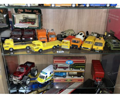 SHELF OF DIECAST MODEL CONSTRUCTION AND MILITARY VEHICLES INCLUDING CORGI